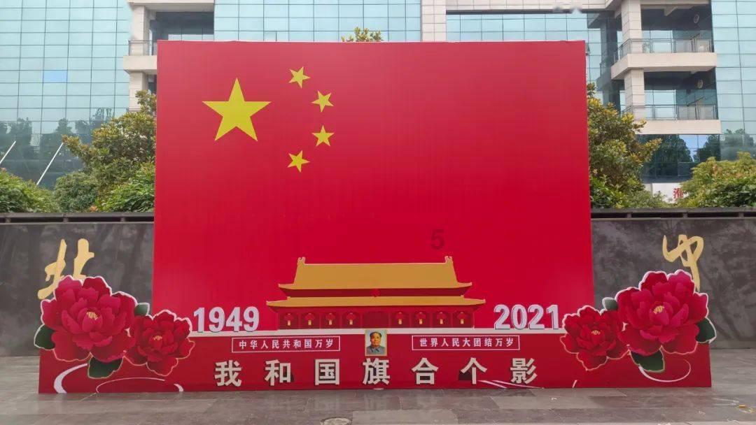 57岁李若彤农村赶集，梳麻花辫状态好
